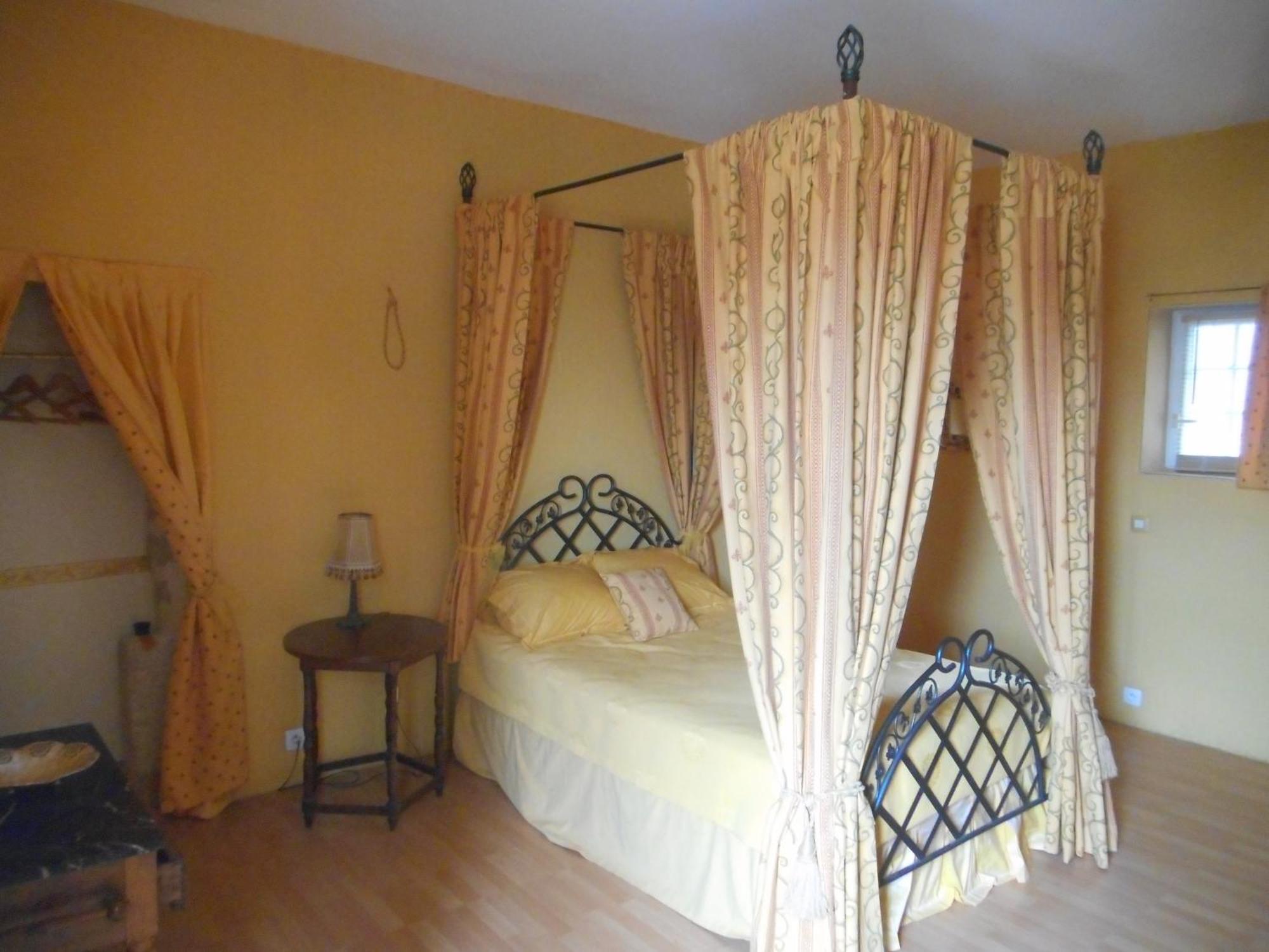Logis De La Meschaussee, Dans Donjon Du Xie Siecle Canet  Extérieur photo